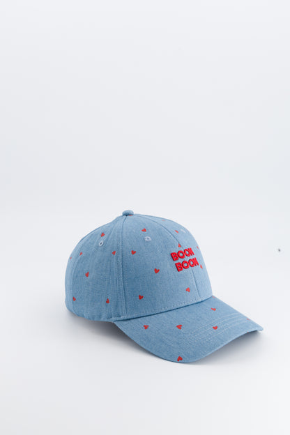 Kindercap Boom Badaboom in Denim mit roten Herzen von Chamaye – Seitenansicht - Nohna