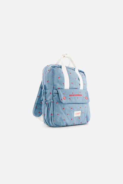 Kinderrucksack Boom Badaboom in Denim mit roten Herzen von Chamaye – Seitenansicht - Nohna