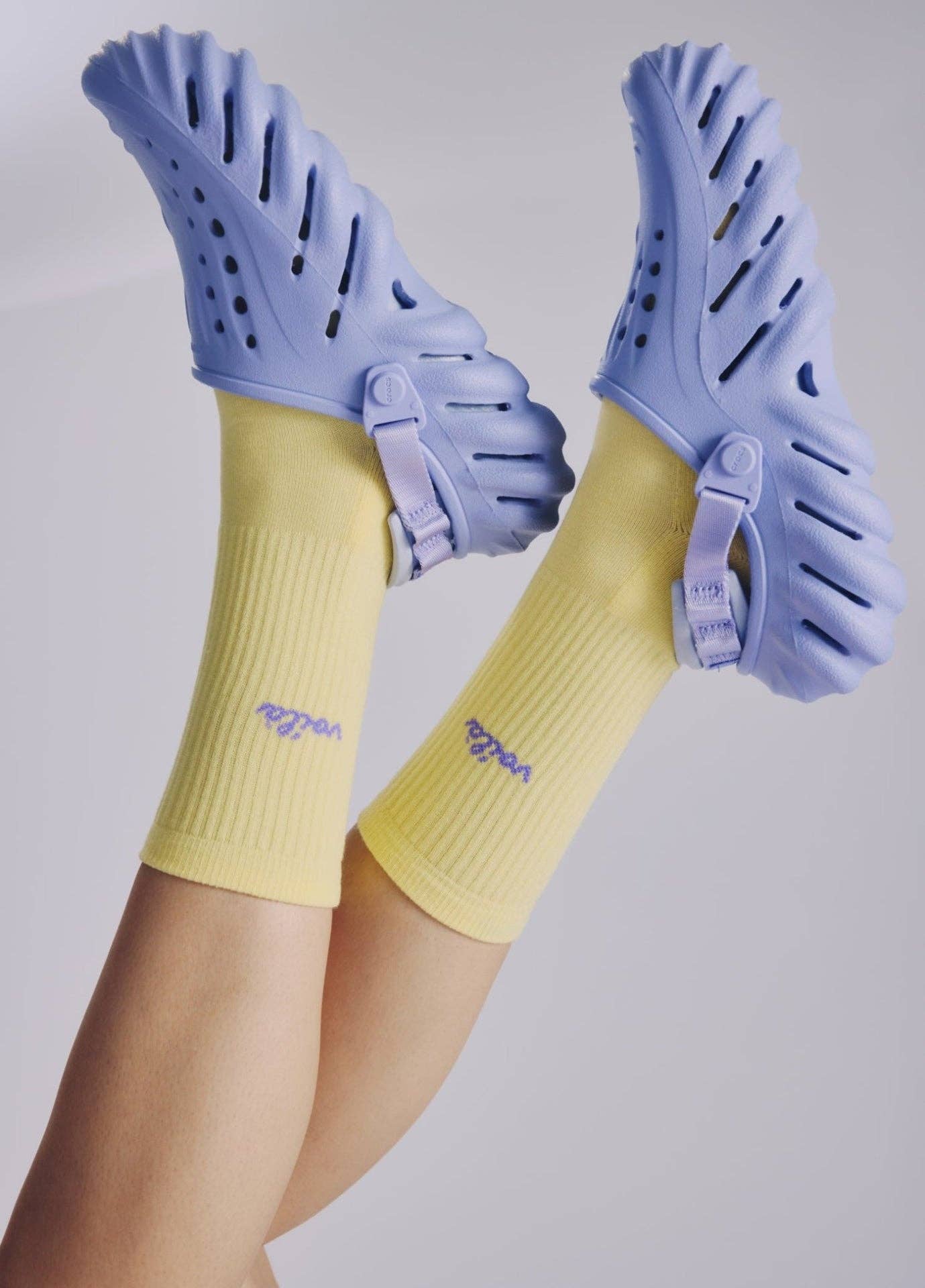VOILÀ Statement Socken von NBDC in Gelb mit Schuhe – Nohna