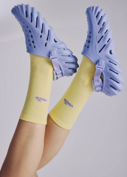 VOILÀ Statement Socken von NBDC in Gelb mit Schuhe – Nohna