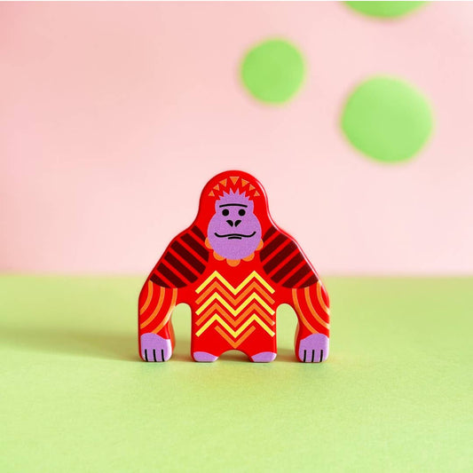 Holzfigur Orang-Utan aus der Serie Gefährdete Tiere von Bajo – Nohna