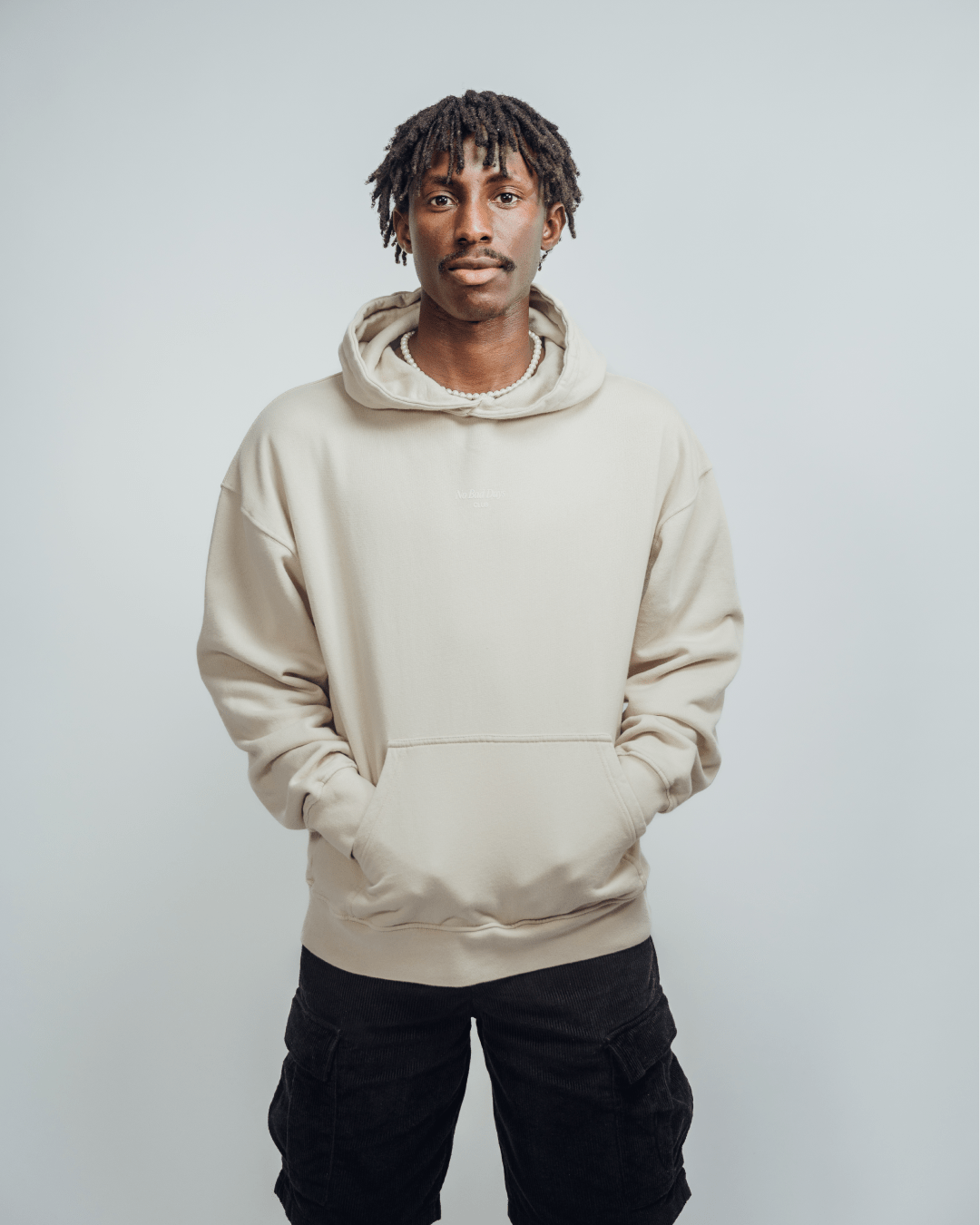 No Bad Days Club Hoodie in Sandbeige mit weißem Backprint Mann Frontansicht – Nohna