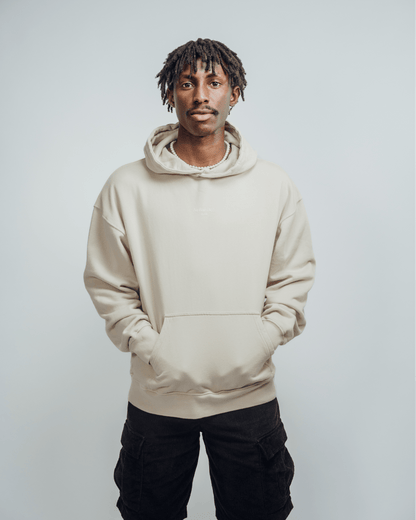 No Bad Days Club Hoodie in Sandbeige mit weißem Backprint Mann Frontansicht – Nohna