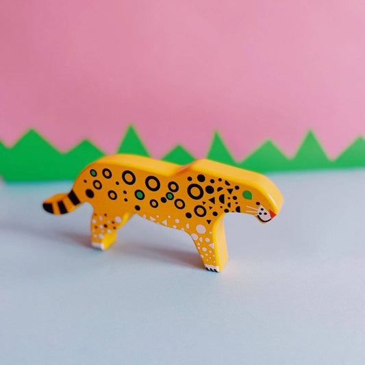 Holzfigur Leopard aus der Serie Gefährdete Tiere von Bajo – Nohna