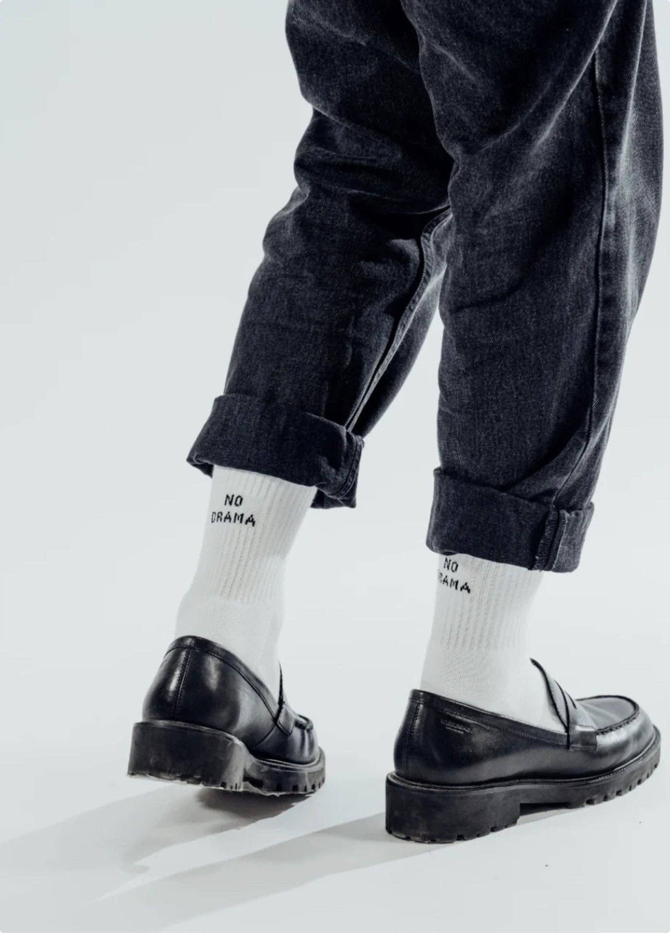 NO DRAMA Statement Socken von NBDC in Weiß mit schwarzem Schriftzug getragen – Nohna