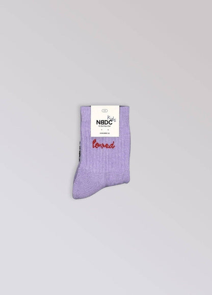 LOVED Socken in Lila mit rotem Schriftzug für Babys und Kinder von NBDC – Nohna