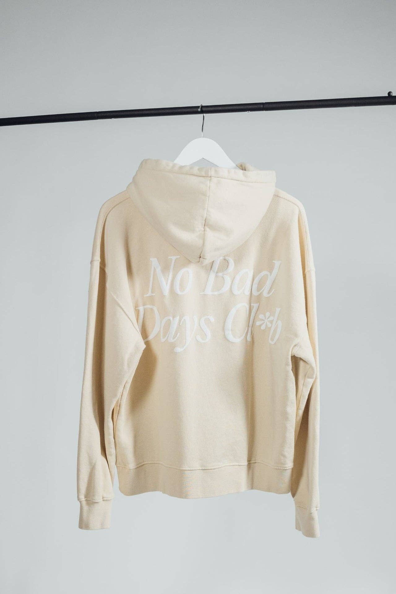 No Bad Days Club Hoodie in Sandbeige mit weißem Backprint – Rückenansicht, Nohna