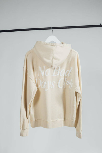 No Bad Days Club Hoodie in Sandbeige mit weißem Backprint – Rückenansicht, Nohna
