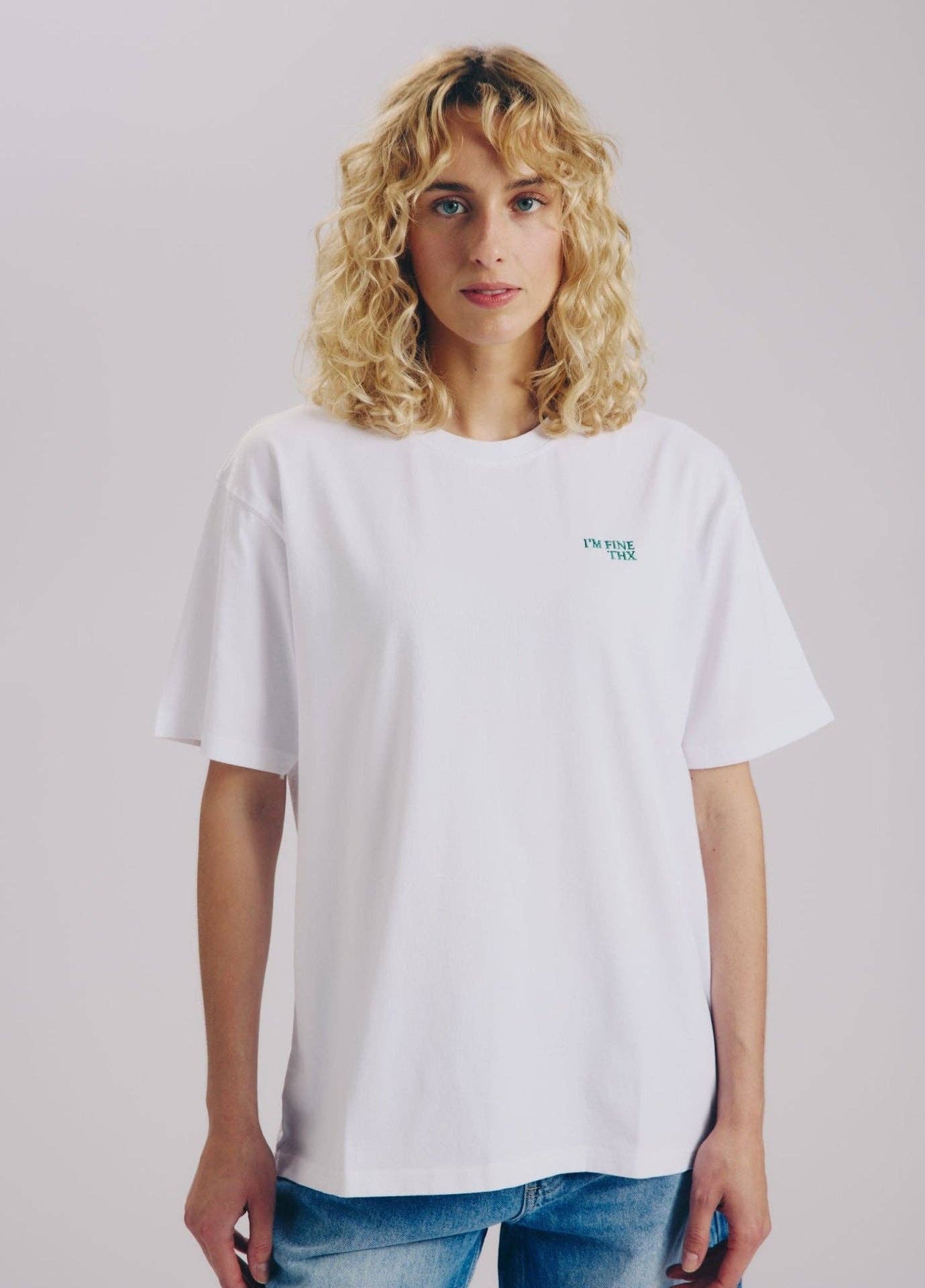 Weißes I'M FINE THX Statement T-Shirt Unisex mit grünem Schriftzug Frau – Nohna