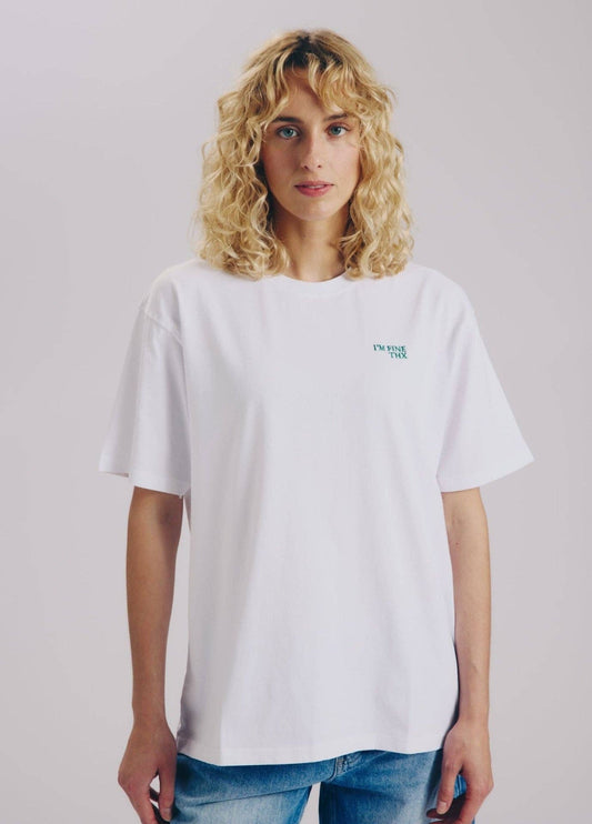 Weißes I'M FINE THX Statement T-Shirt Unisex mit grünem Schriftzug Frau – Nohna