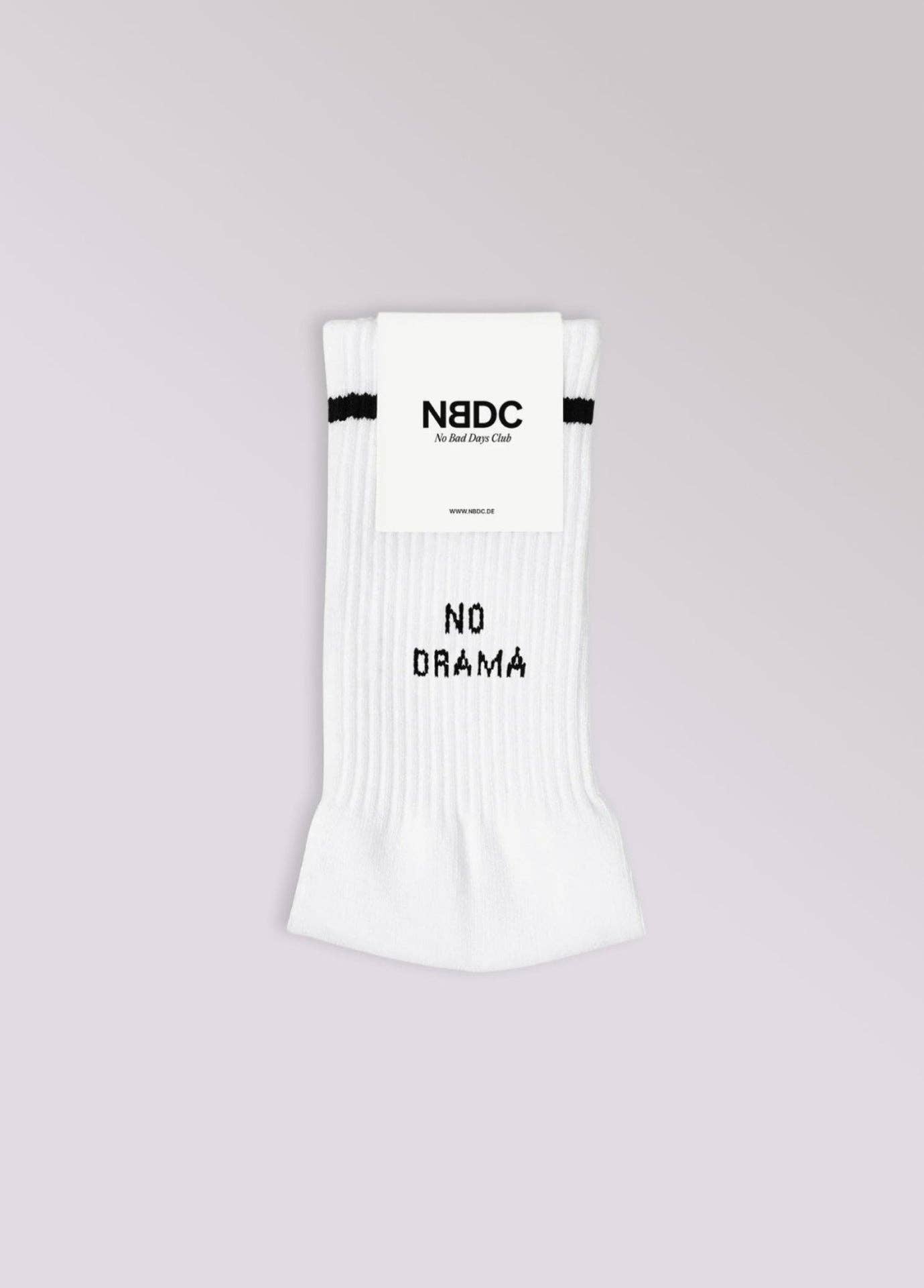 NO DRAMA Statement Socken von NBDC in Weiß mit schwarzem Schriftzug Produktverpackung – Nohna