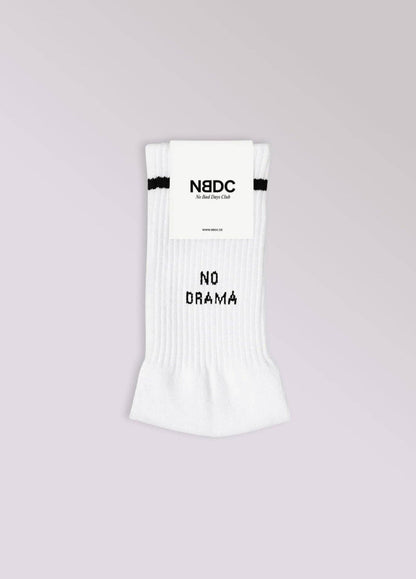 NO DRAMA Statement Socken von NBDC in Weiß mit schwarzem Schriftzug Produktverpackung – Nohna
