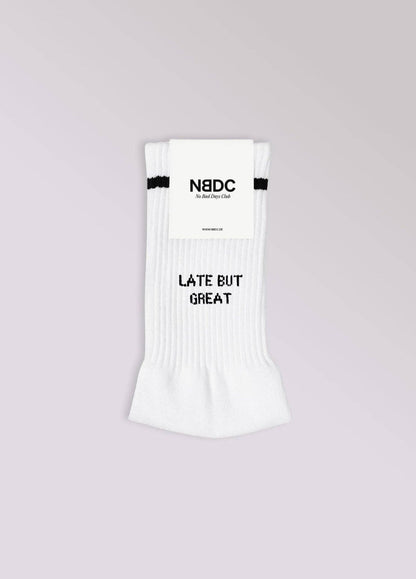 LATE BUT GREAT Statement Socken von NBDC in Weiß mit schwarzem Schriftzug Produktverpackung – Nohna