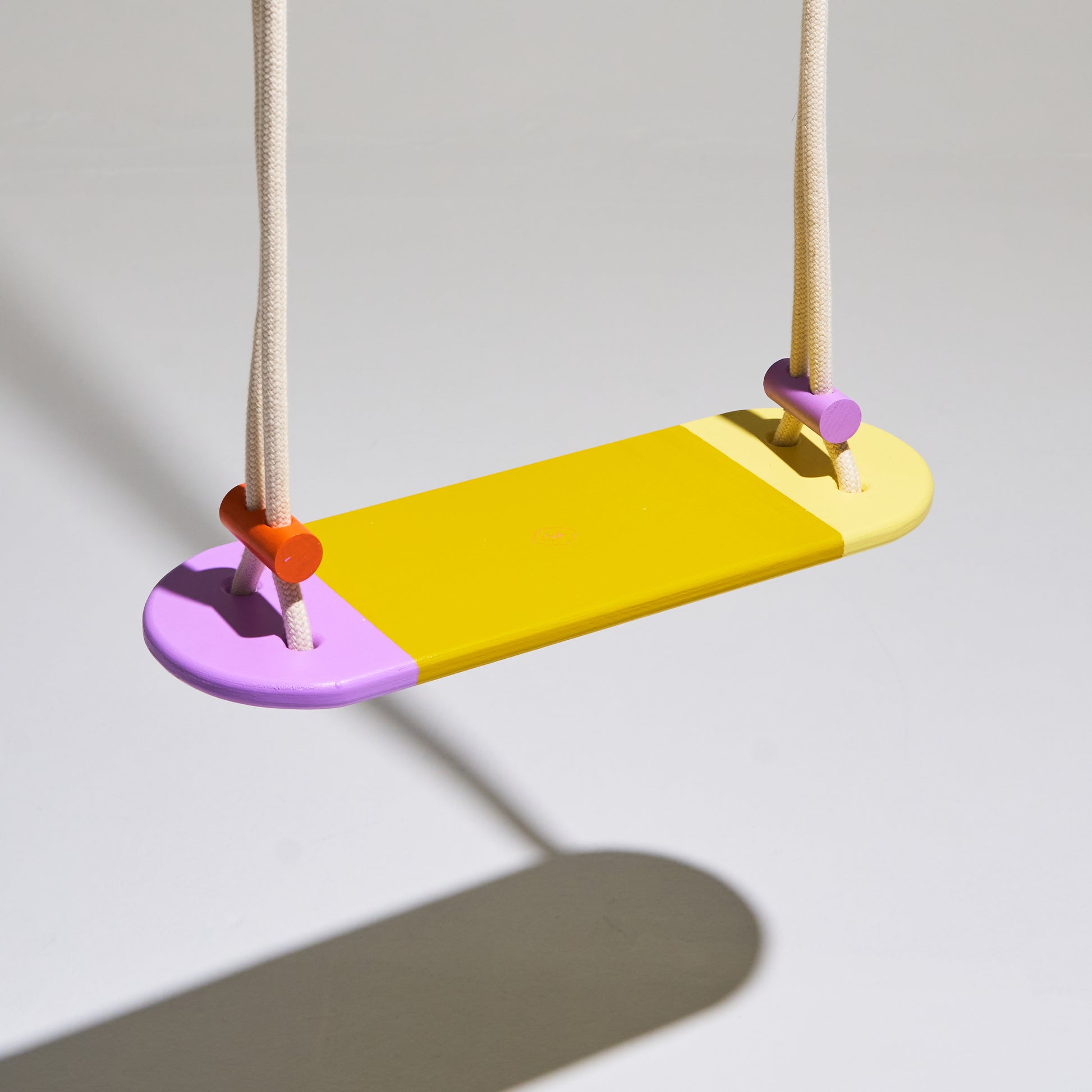 Handbemalte Kinderschaukel aus Holz in Gelb – Nohna