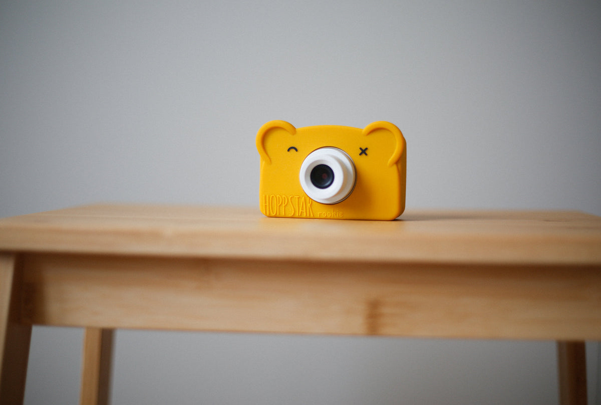 Kinderkamera Hoppstar Rookie in Honey – mit Silikonhülle, Tisch, Nohna